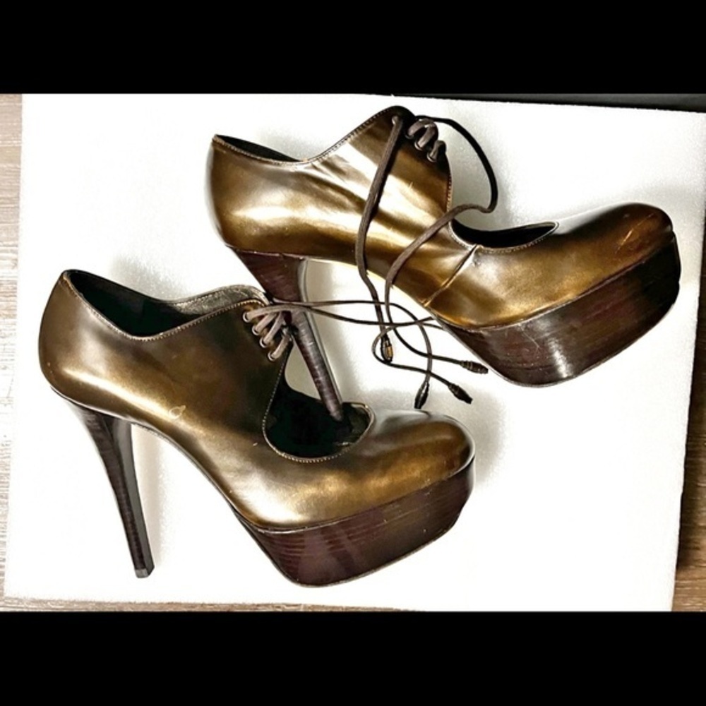 Stuart Weitzman unique heel shoe little distressed style